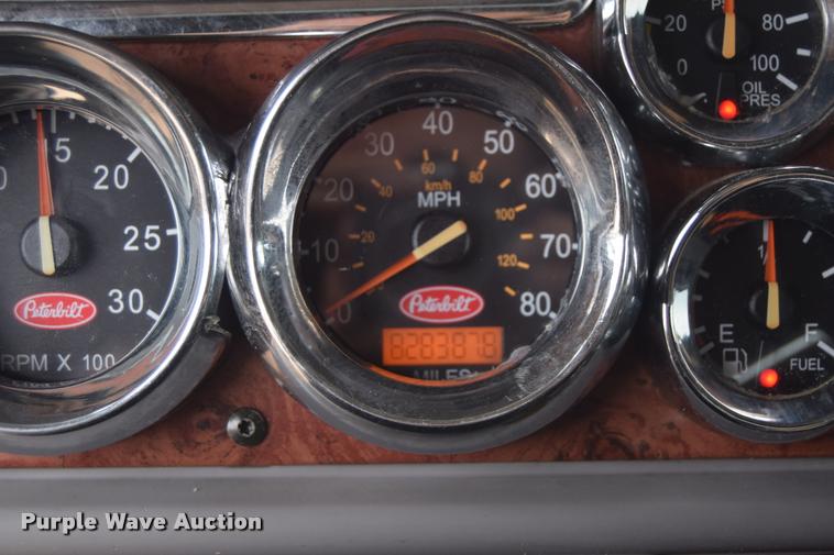image for item DA9922 2007 Peterbilt 387 semi truck