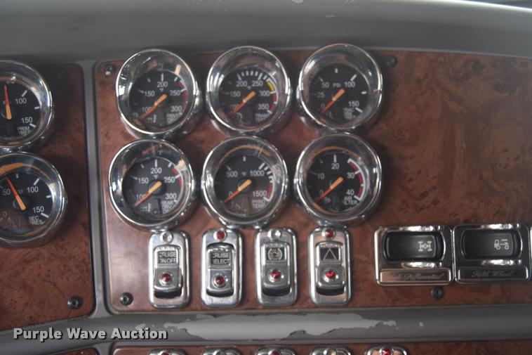 image for item DA9922 2007 Peterbilt 387 semi truck