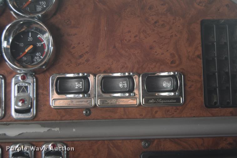 image for item DA9922 2007 Peterbilt 387 semi truck