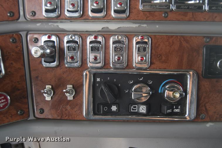 image for item DA9922 2007 Peterbilt 387 semi truck