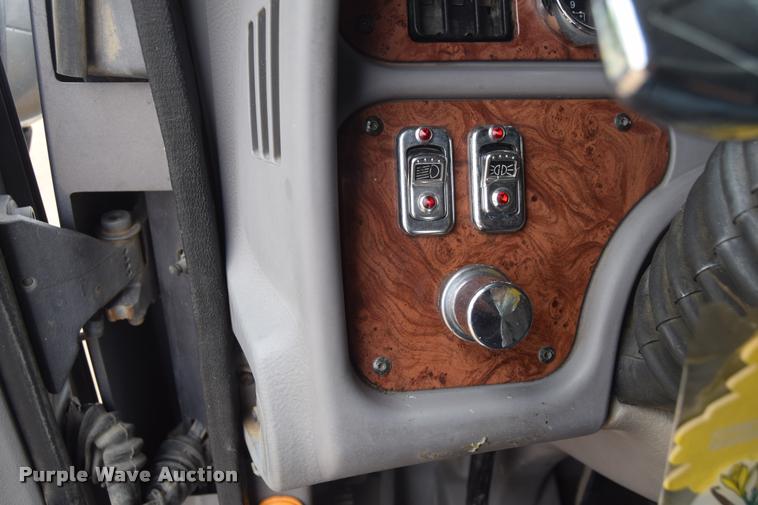 image for item DA9922 2007 Peterbilt 387 semi truck