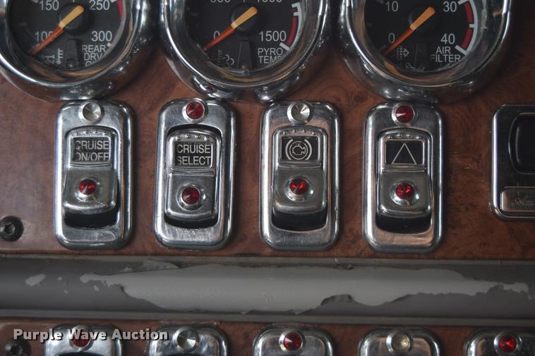 image for item DA9922 2007 Peterbilt 387 semi truck