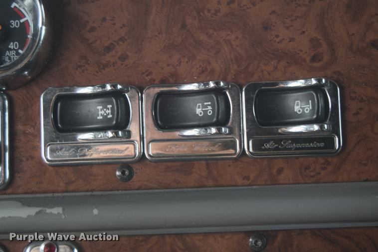 image for item DA9922 2007 Peterbilt 387 semi truck