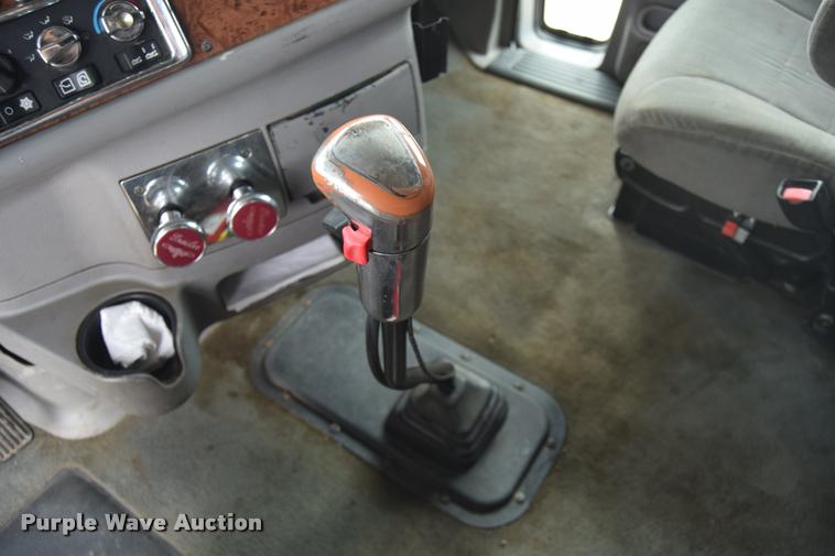 image for item DA9922 2007 Peterbilt 387 semi truck