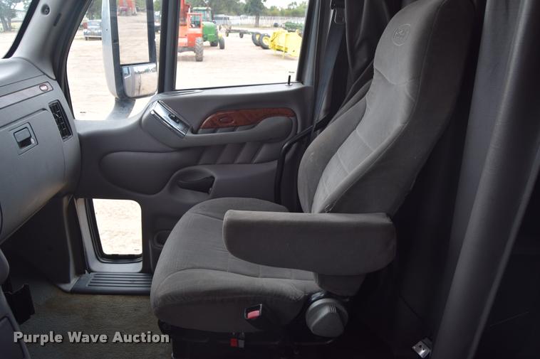 image for item DA9922 2007 Peterbilt 387 semi truck