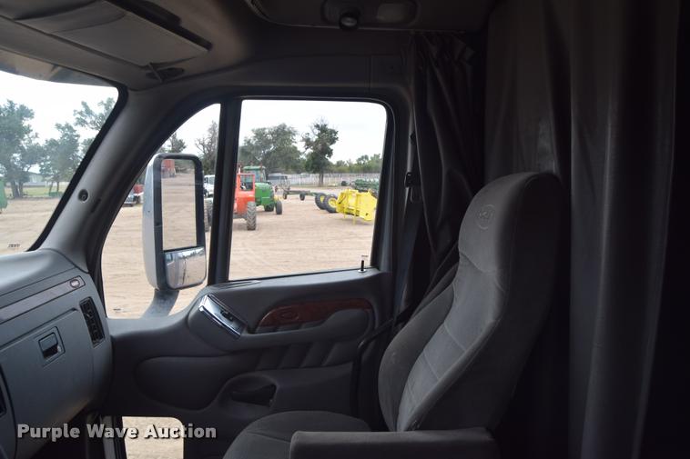 image for item DA9922 2007 Peterbilt 387 semi truck