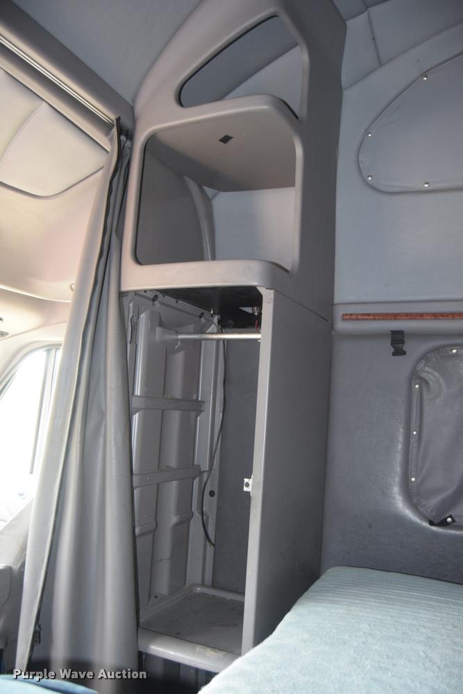 image for item DA9922 2007 Peterbilt 387 semi truck