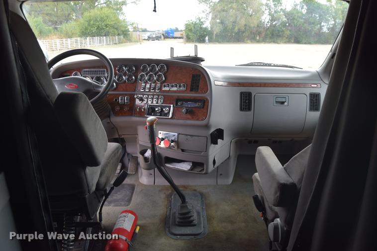 image for item DA9922 2007 Peterbilt 387 semi truck