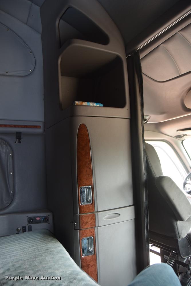 image for item DA9922 2007 Peterbilt 387 semi truck