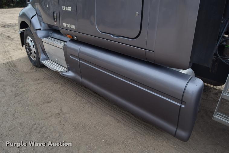 image for item DA9922 2007 Peterbilt 387 semi truck