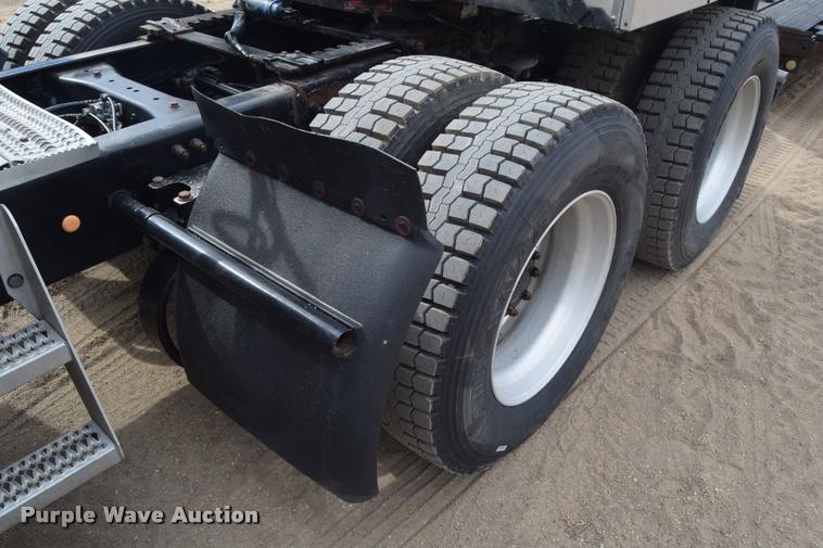 image for item DA9922 2007 Peterbilt 387 semi truck