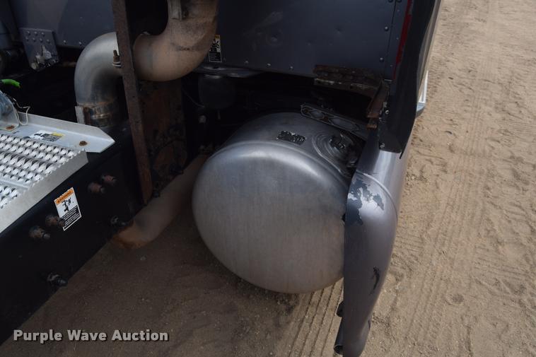 image for item DA9922 2007 Peterbilt 387 semi truck