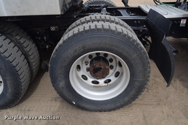 image for item DA9922 2007 Peterbilt 387 semi truck