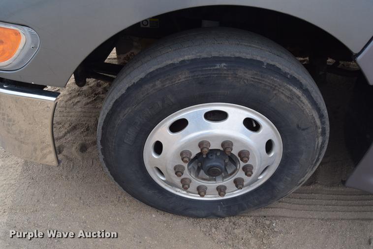 image for item DA9922 2007 Peterbilt 387 semi truck