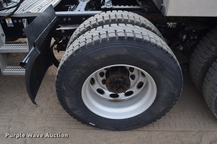 image for item DA9922 2007 Peterbilt 387 semi truck