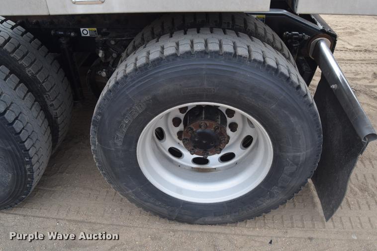 image for item DA9922 2007 Peterbilt 387 semi truck