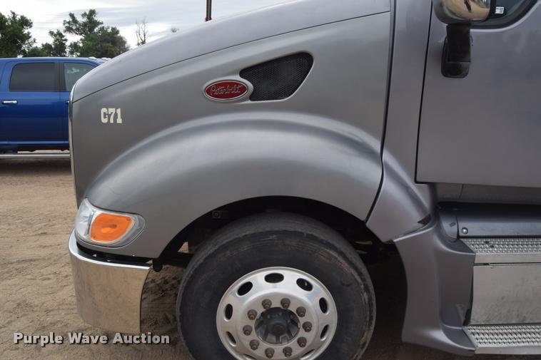 image for item DA9922 2007 Peterbilt 387 semi truck