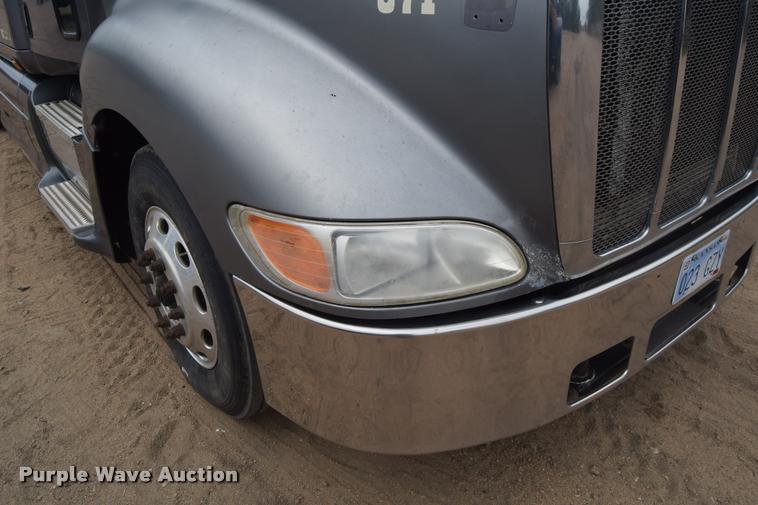 image for item DA9922 2007 Peterbilt 387 semi truck