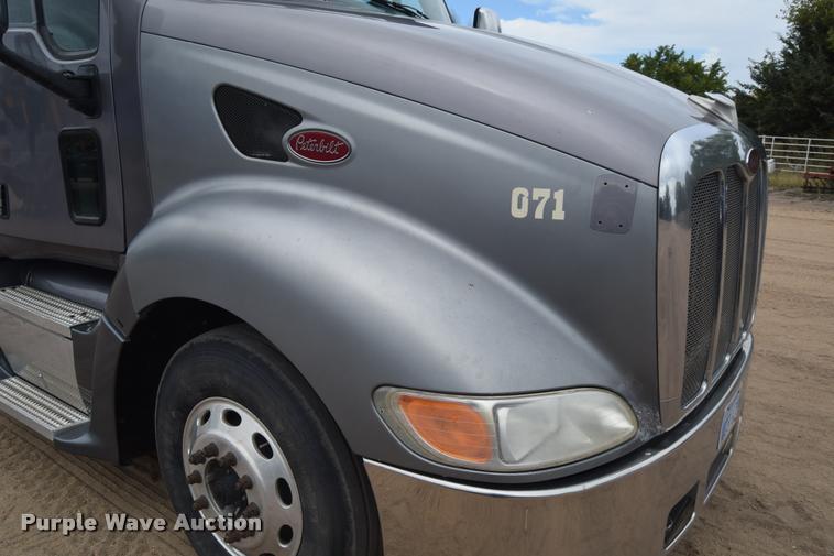 image for item DA9922 2007 Peterbilt 387 semi truck