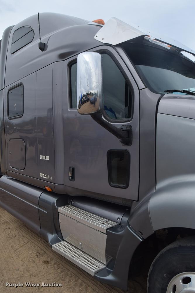 image for item DA9922 2007 Peterbilt 387 semi truck