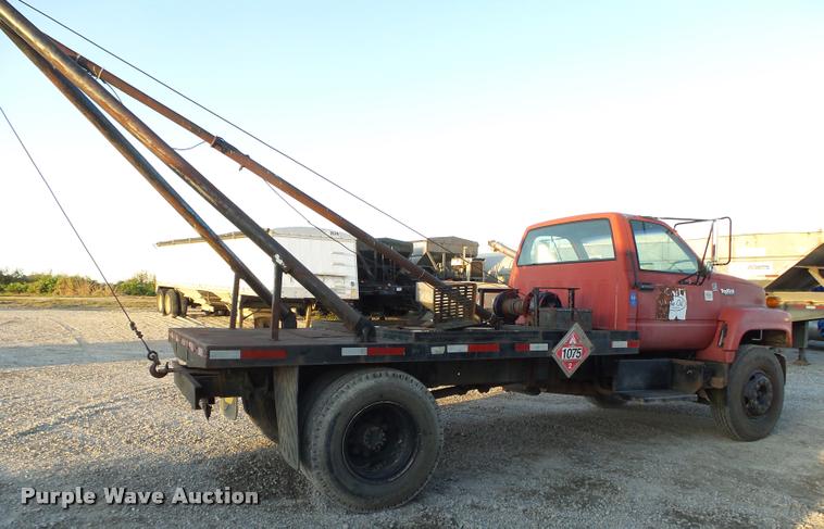 image for item K1108 1994 GMC TopKick C7000 wrecker truck