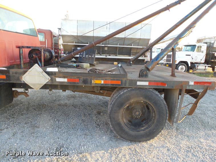 image for item K1108 1994 GMC TopKick C7000 wrecker truck