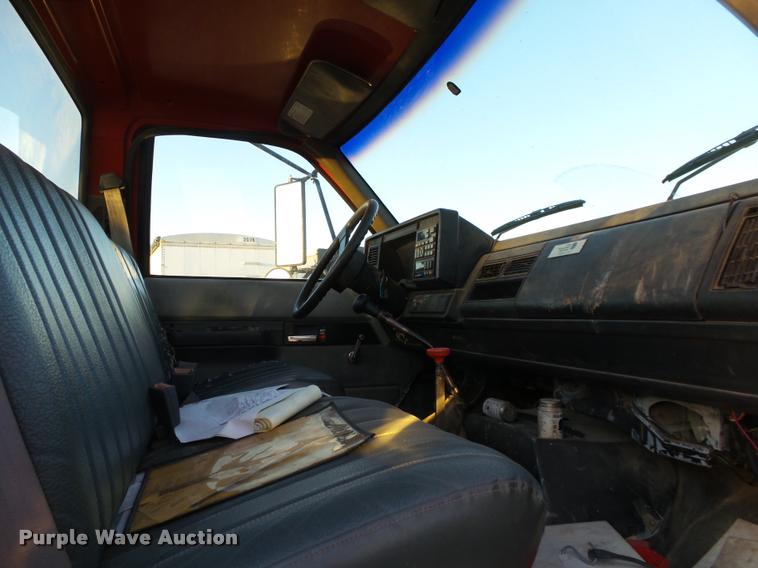 image for item K1108 1994 GMC TopKick C7000 wrecker truck