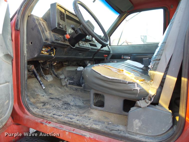 image for item K1108 1994 GMC TopKick C7000 wrecker truck