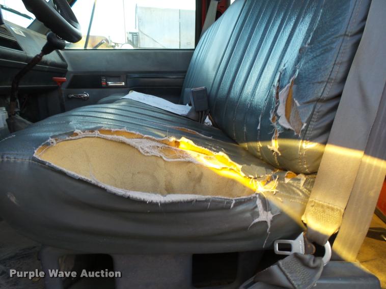 image for item K1108 1994 GMC TopKick C7000 wrecker truck