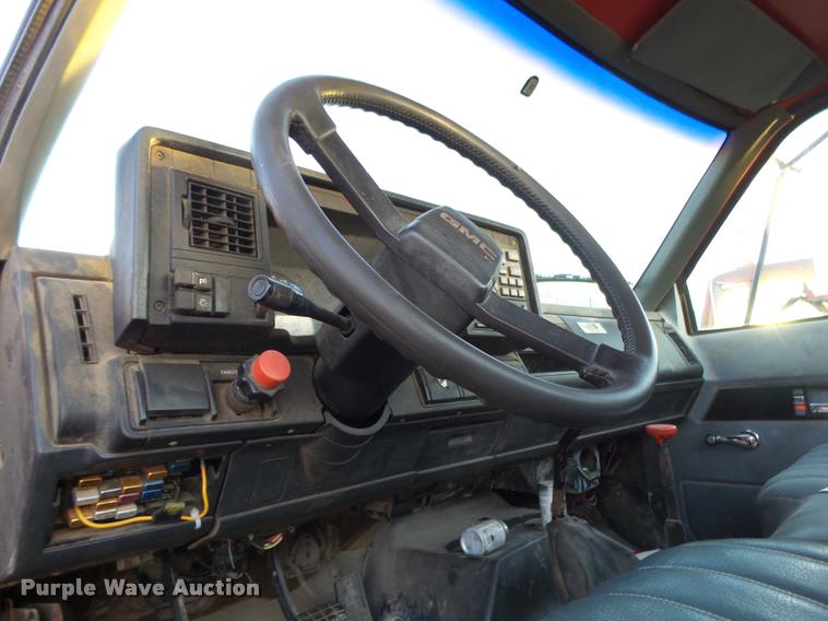 image for item K1108 1994 GMC TopKick C7000 wrecker truck