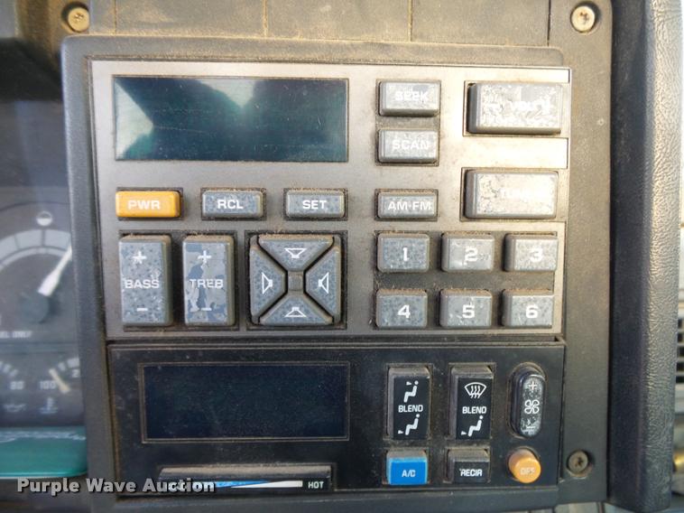 image for item K1108 1994 GMC TopKick C7000 wrecker truck