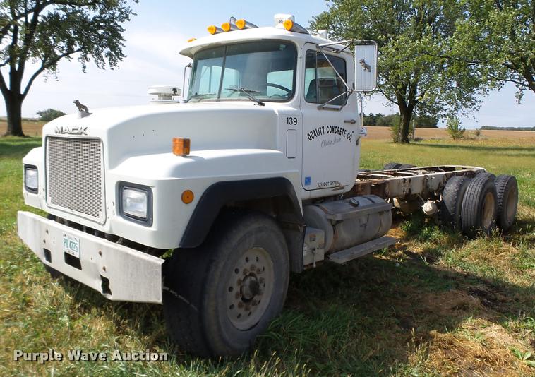 image for item K1482 2000 Mack RD688S truck cab and chassis