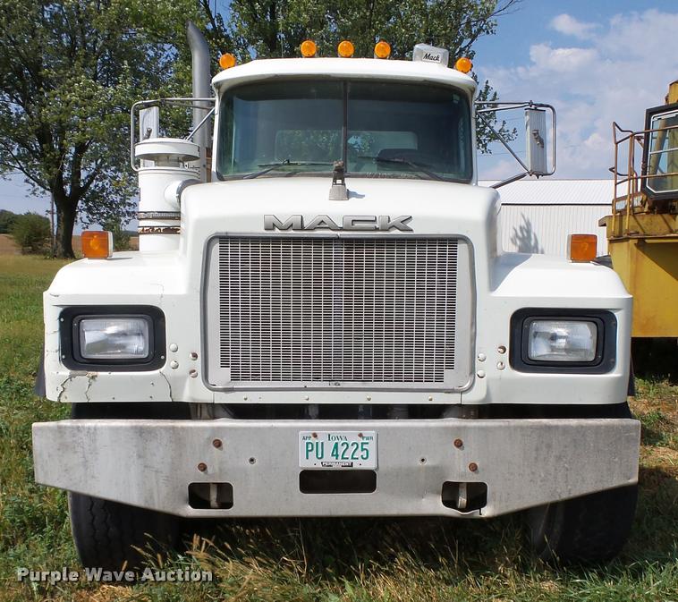 image for item K1482 2000 Mack RD688S truck cab and chassis