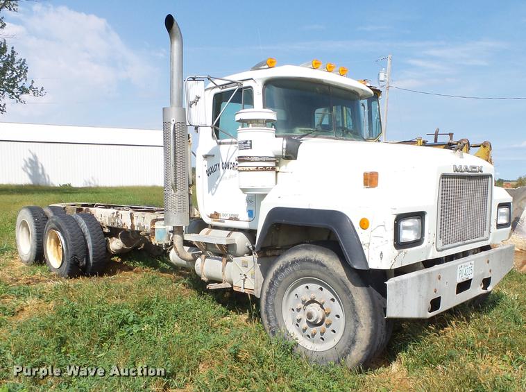 image for item K1482 2000 Mack RD688S truck cab and chassis