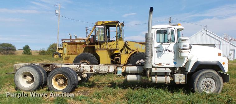 image for item K1482 2000 Mack RD688S truck cab and chassis