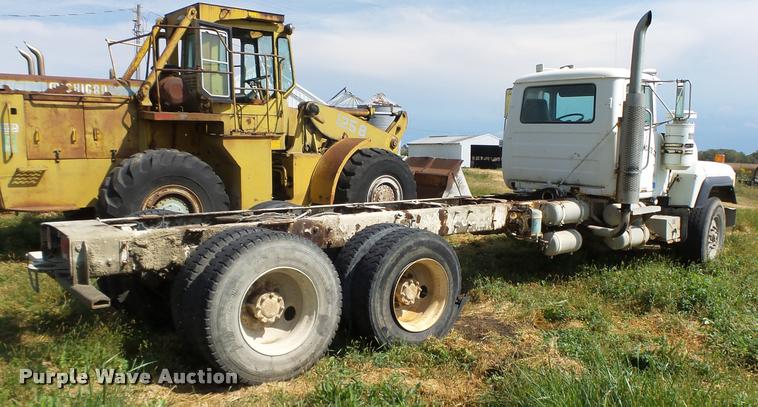 image for item K1482 2000 Mack RD688S truck cab and chassis