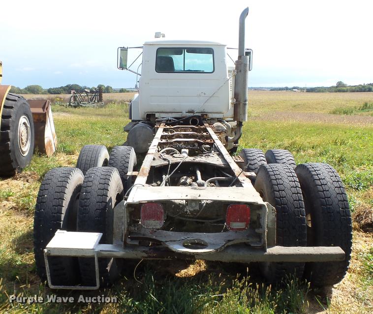 image for item K1482 2000 Mack RD688S truck cab and chassis