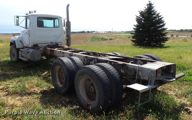image for item K1482 2000 Mack RD688S truck cab and chassis