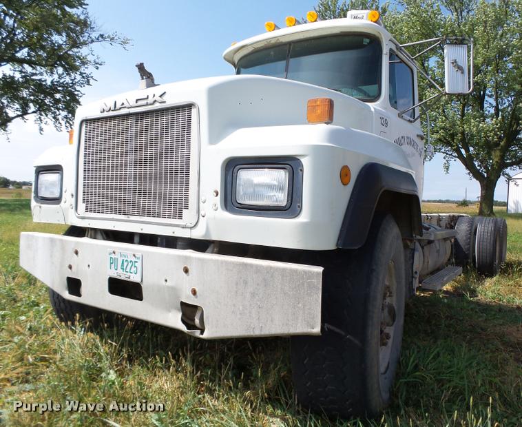 image for item K1482 2000 Mack RD688S truck cab and chassis