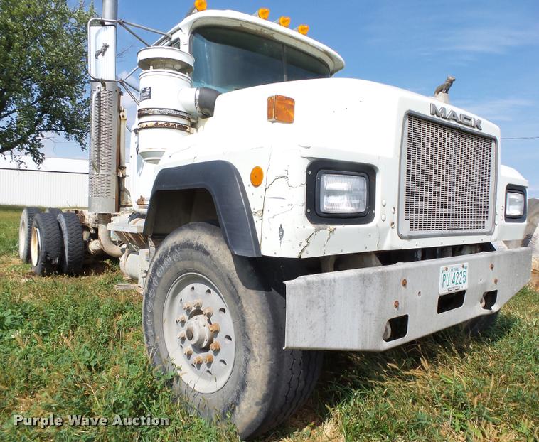 image for item K1482 2000 Mack RD688S truck cab and chassis