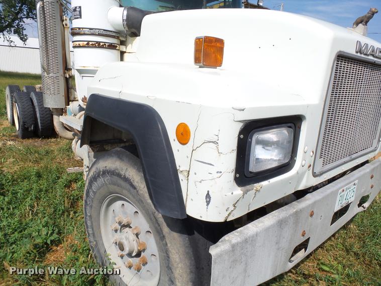 image for item K1482 2000 Mack RD688S truck cab and chassis