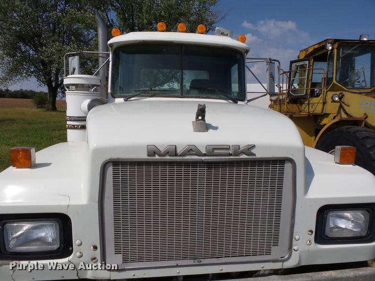 image for item K1482 2000 Mack RD688S truck cab and chassis