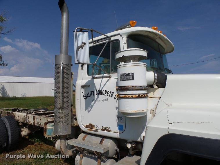 image for item K1482 2000 Mack RD688S truck cab and chassis