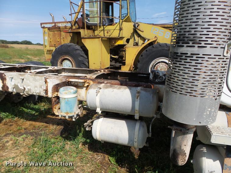 image for item K1482 2000 Mack RD688S truck cab and chassis