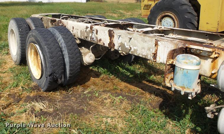 image for item K1482 2000 Mack RD688S truck cab and chassis