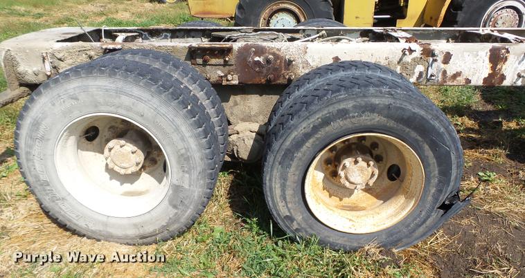 image for item K1482 2000 Mack RD688S truck cab and chassis