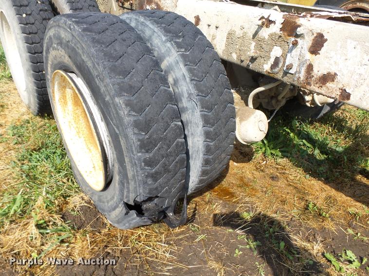 image for item K1482 2000 Mack RD688S truck cab and chassis
