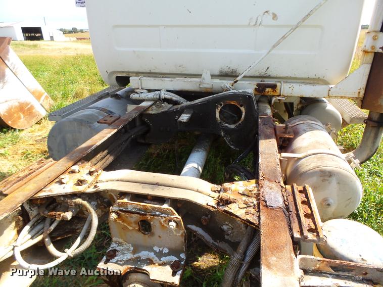 image for item K1482 2000 Mack RD688S truck cab and chassis