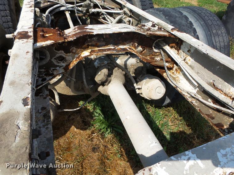 image for item K1482 2000 Mack RD688S truck cab and chassis