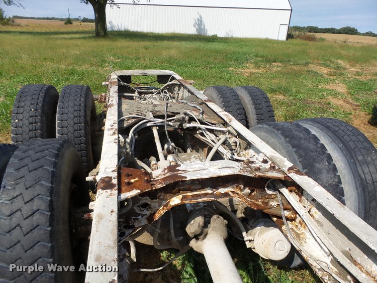 image for item K1482 2000 Mack RD688S truck cab and chassis